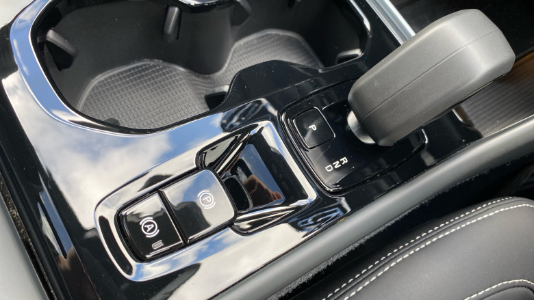 Volvo XC40 2.0 B3P Ultimate Dark 5dr Auto Petrol Estate